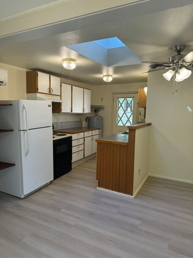 Building Photo - Newly remodeled, adorable, CREEK FRONT, Du...