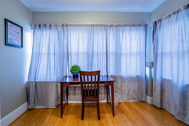 Building Photo - 902 Marquette Ave NW