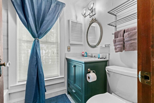 Building Photo - 204 NE 3rd Ave