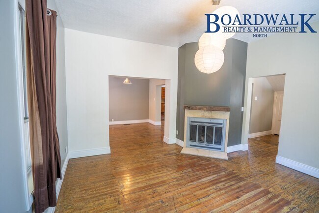 Building Photo - 4 Bedroom Victorian Single Family Home