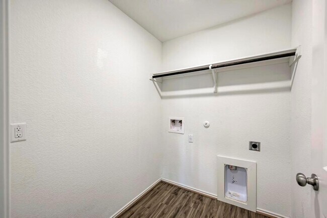 Building Photo - 6513 Leonardo Cove