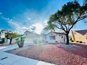 Building Photo - Very Cute 2-Bedroom/2-Bathroom + Den, Single Story Home in Sun City Summerlin! 55+