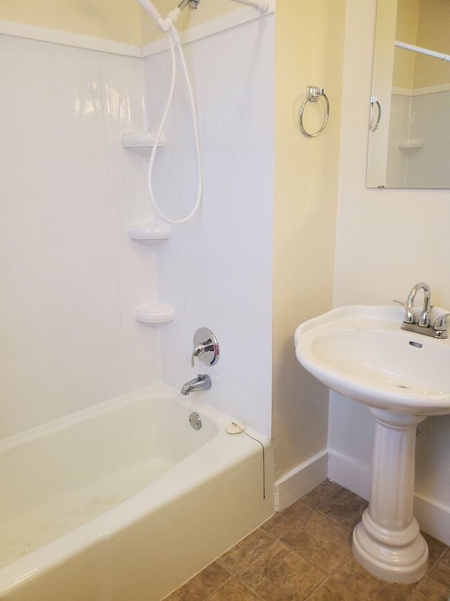 Building Photo - Rent Ready For New Tenants!! 1 Bed, 1 Bath...