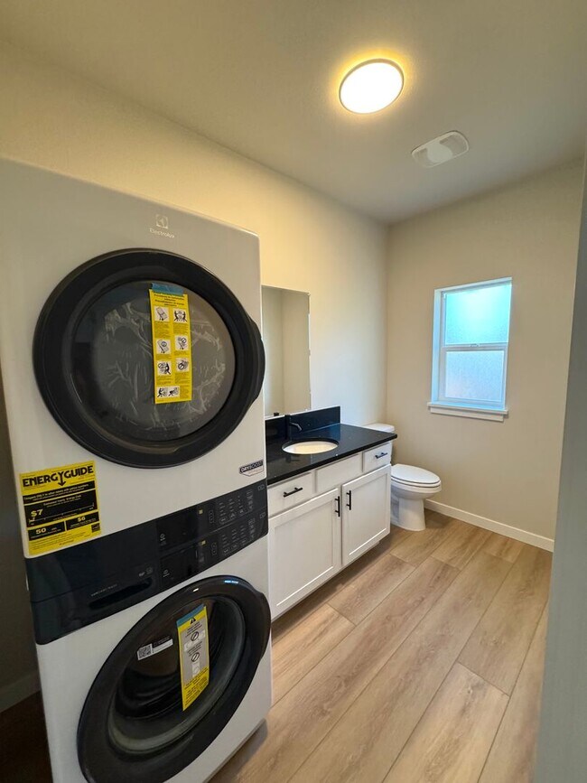 Building Photo - Newly Built 3 Bed, 2.5 Bath Cottage Homes with Free Wifi Internet