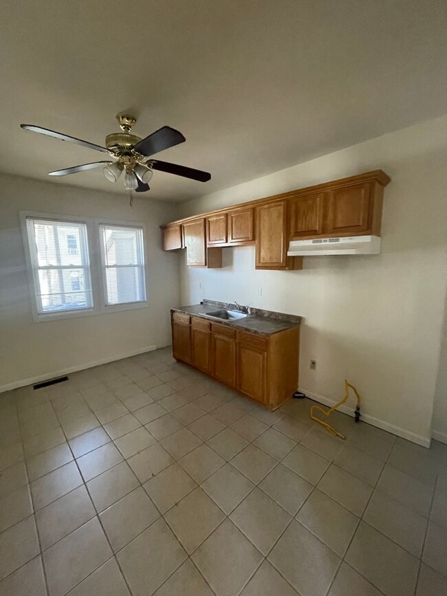 Building Photo - Noble Ave. 1024-1026