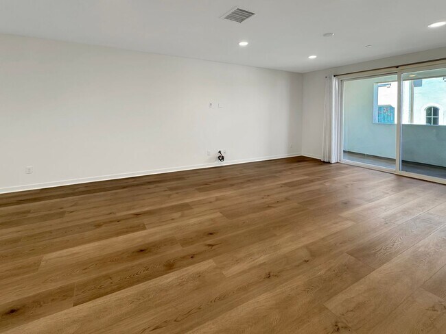 Building Photo - Spacious 4Bd/3.5Ba Home in Gated Lake Fore...