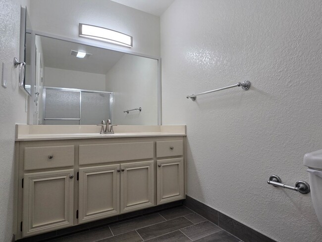 Building Photo - Large Downstairs Condo in Nice Community, ...