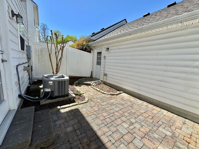 Building Photo - 3 Bed, 2.5 Bath Townhome w/ 2 Car Garage