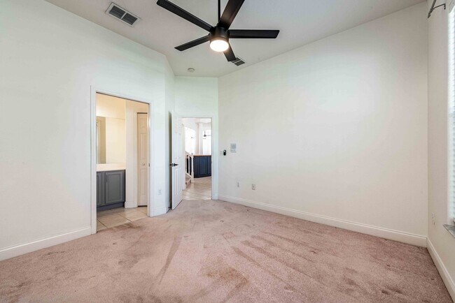 Building Photo - St. Cloud 4 Bedroom, 4 Bathroom Pool Home with Lake View