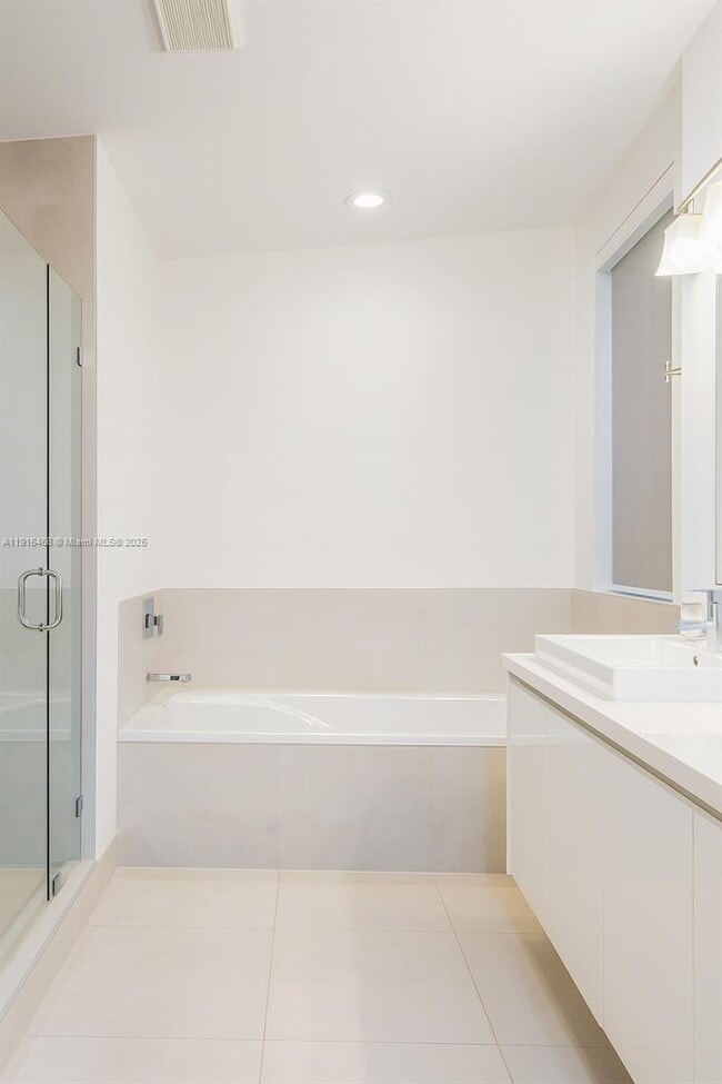 Building Photo - 6846 NW 103rd Ave