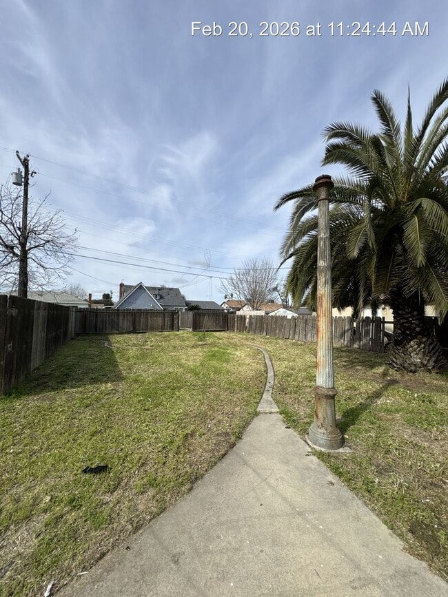 Building Photo - Dinuba Home Coming Soon!