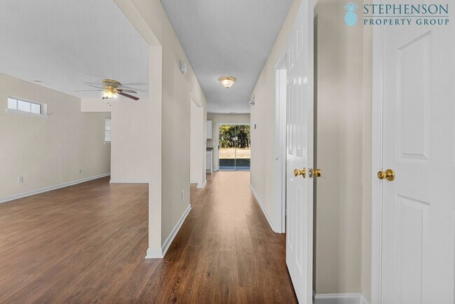 Building Photo - Fully Remodeled in Nov 2025!