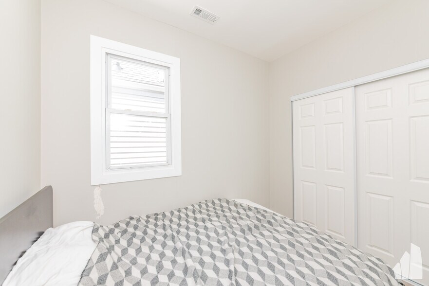Building Photo - 2932 N Avers Ave