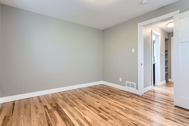 Building Photo - 4 Bed, 2 Bath Duplex – Bright, Stylish, Mo...