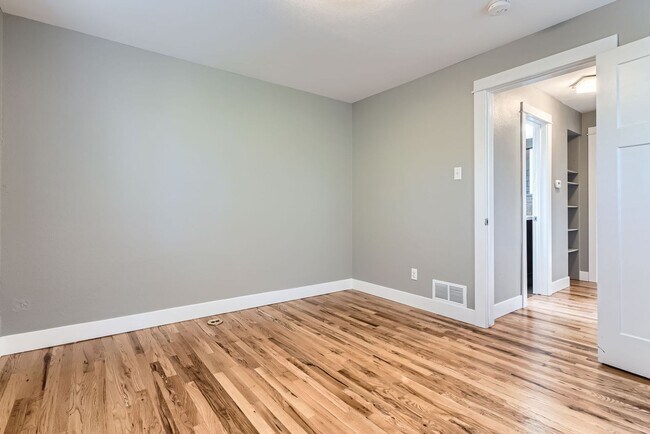 Building Photo - 4 Bed, 2 Bath Duplex in East Colfax – Brig...