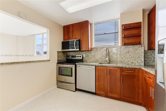 Building Photo - 2821 N Miami Beach Blvd