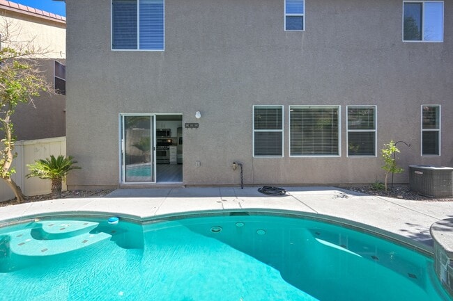 Building Photo - NW!!! 4 bedrooms!!! Pool and Spa!!! All ti...