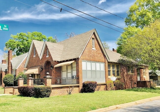 Building Photo - ROMANTIC DETAILS & a Cottage Feel! 3 Bedro...