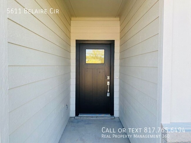 Building Photo - 5611 Belaire Cir