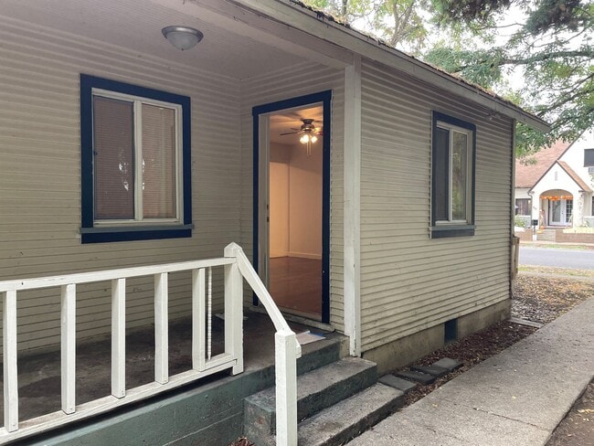 Primary Photo - Cute Duplex Close to Shopping