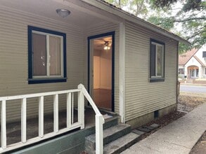 Building Photo - Cute Duplex Close to Shopping