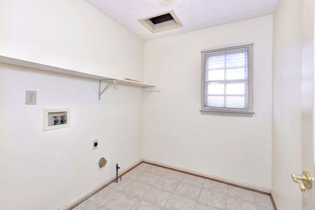Building Photo - 411 Willards Way