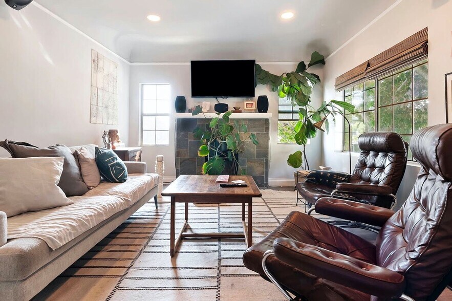 Building Photo - 703 N Ave 54