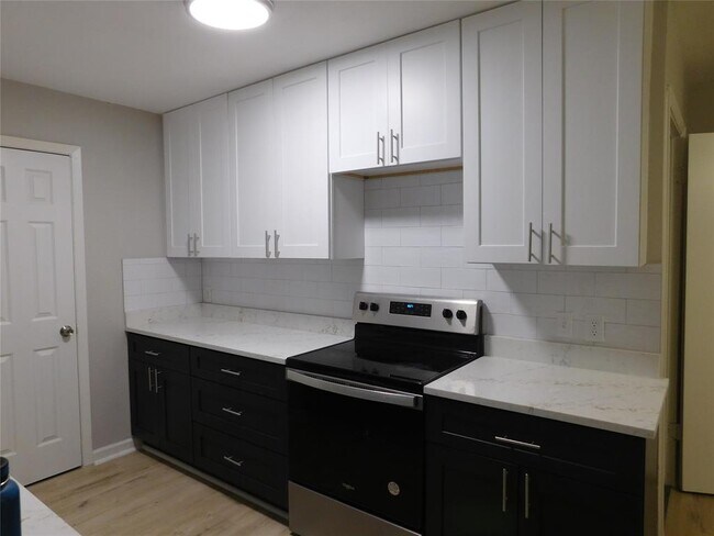 Building Photo - 10100 Woodglen Dr