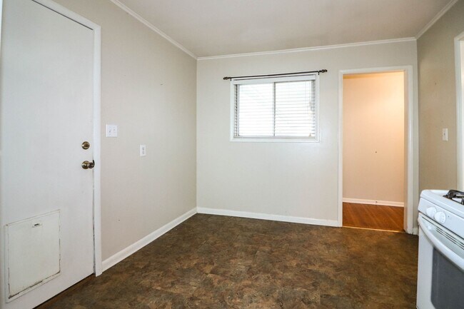 Building Photo - Darling 3 Bedroom With Hardwood Floors!