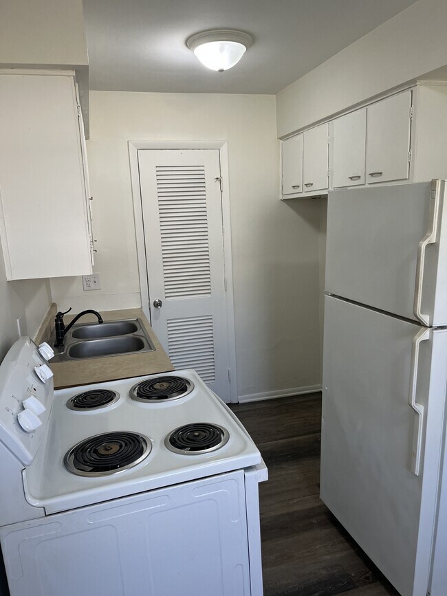 Building Photo - 256 S Harbine Ave