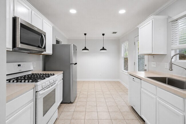 Building Photo - 6 Thicket Grove Pl