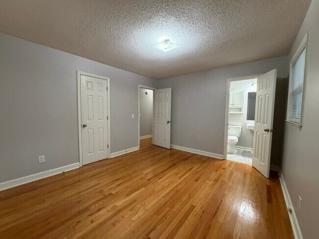 Building Photo - 818 Lynwood Dr