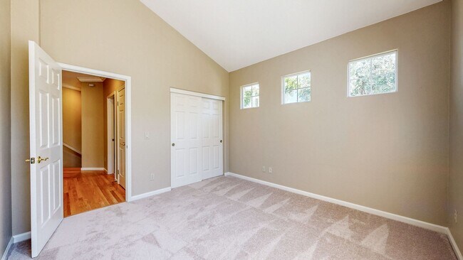 Building Photo - Gorgeous Home with private yards, large de...