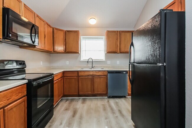 Building Photo - 2310 Summit Dr