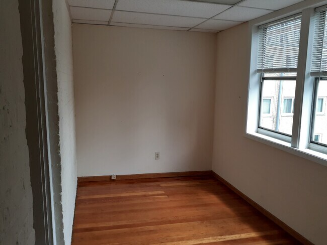 enclosed porch - 913 Ontario St