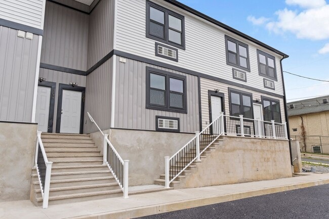 Building Photo - Luxury 1 and 2 bedrooms