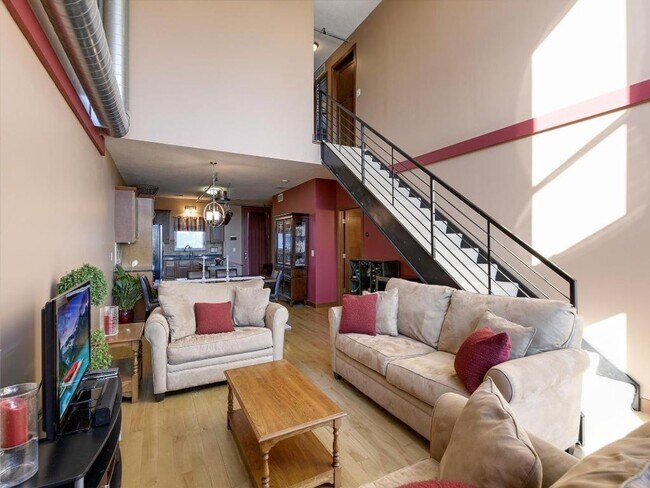 Building Photo - Rarely Available 3 Bedroom 2 Bathroom Pent...