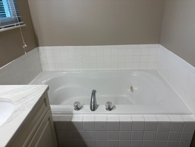 Building Photo - Knoxville 37923 - 3 bedroom, 2.5 bath home...