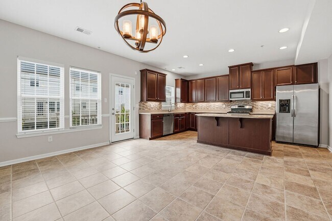 Building Photo - 2305 Pointe View Dr