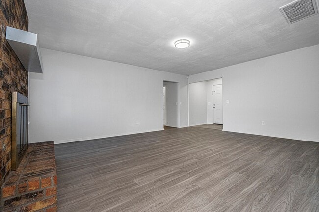 Building Photo - Corner-Lot 3Bedroom Charmer in Yukon with Fireplace & Enclosed Patio!