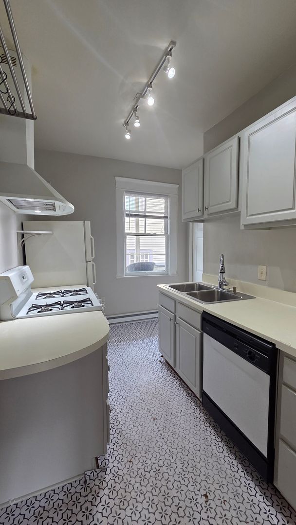 Building Photo - 883 Monroe Dr NE