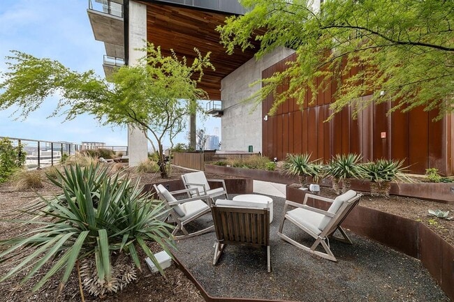 Building Photo - 70 Rainey St