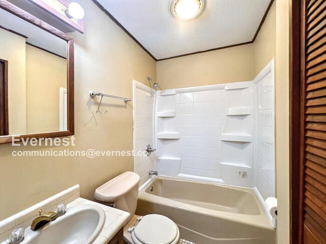 Building Photo - 401 Oak Ln