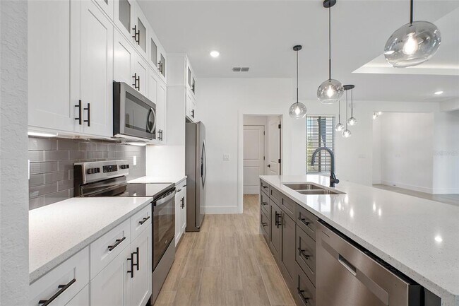 Building Photo - 24510 SW Kingsway Cir