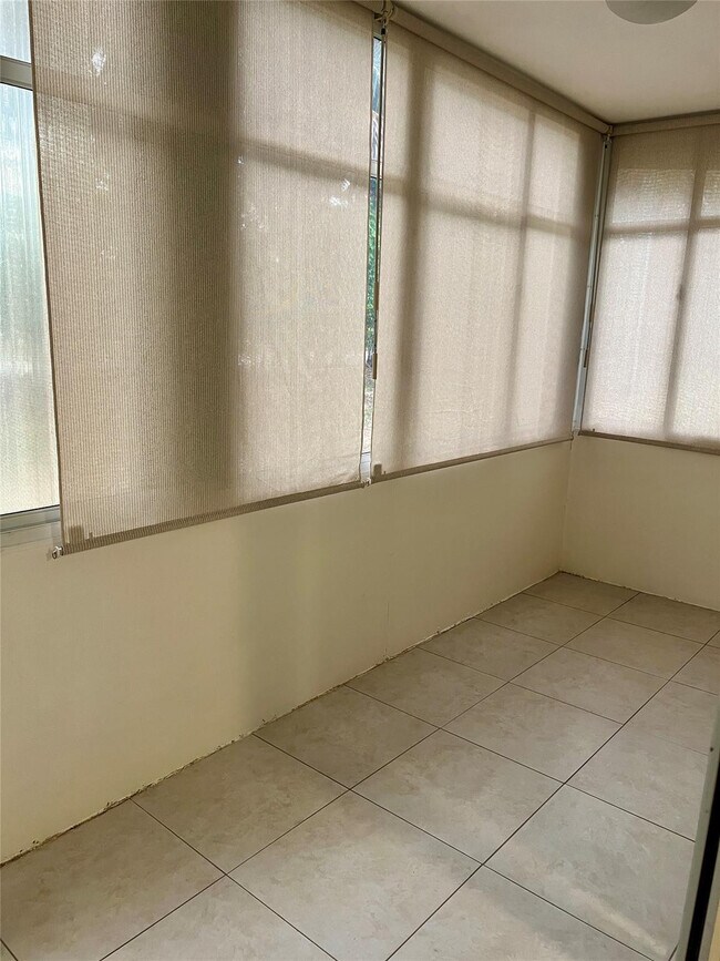 Building Photo - 690 Saxony Way