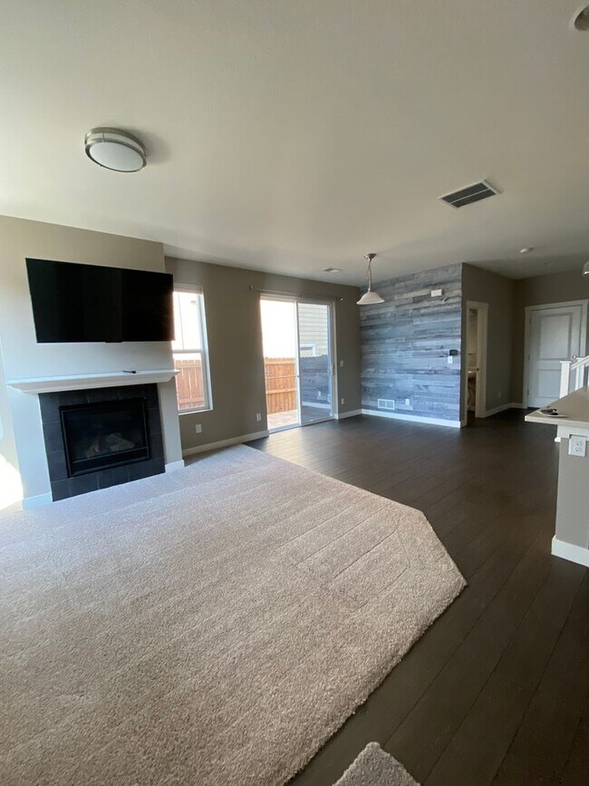 Building Photo - Special Offer: 2 Weeks Free Rent if rented...