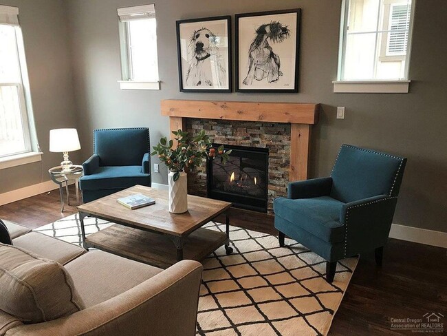Building Photo - 3 Bedroom + Flex Space in Central Location - Lower Deposit Special!