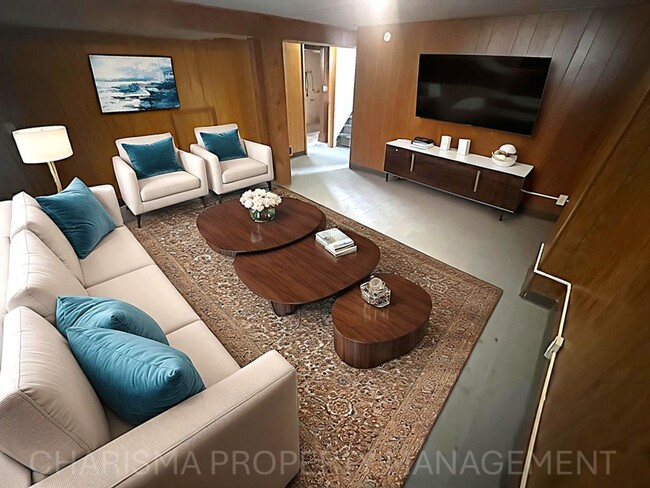 Building Photo - Spacious 2 Bedroom, 1.5 Bath Home, Newly U...
