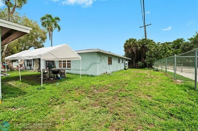 Building Photo - 5740 NW 27th Ct