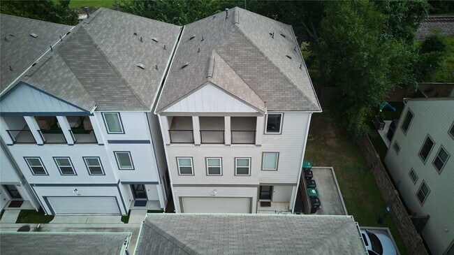 Building Photo - 911 W 35th St